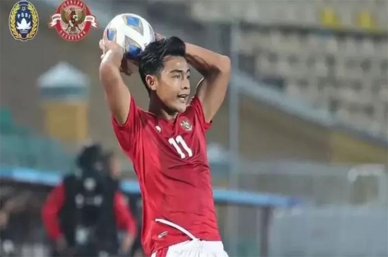 Pratama Arhan saat melakukan lemparan ke dalam bersama timnas Indonesia. Dia nyaris memberikan assist melalui spesialisasinya itu saat menghadapi Argentina.